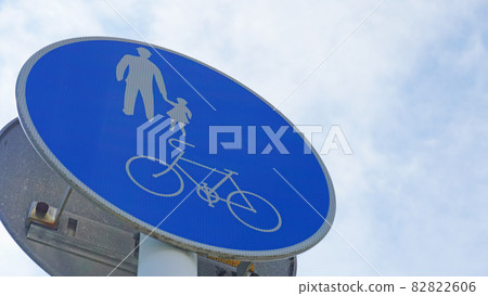 Japanese road traffic sign <12> (sign that allows ordinary bicycles to pass on the sidewalk) Japanese road traffic sign <12> (sign that allows ordinary bicycles to pass on the sidewalk) 82822606