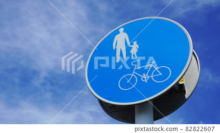 Japanese road traffic sign <13> (normal bicycle sidewalk passable sign) Japanese road traffic sign <13> (normal bicycle sidewalk passable sign) 82822607