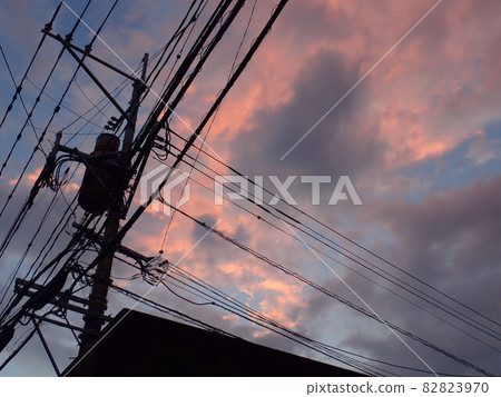 夕陽下的電線桿 82823970