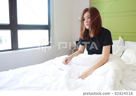 woman feel headache after wake up woman feel headache after wake up 82824518