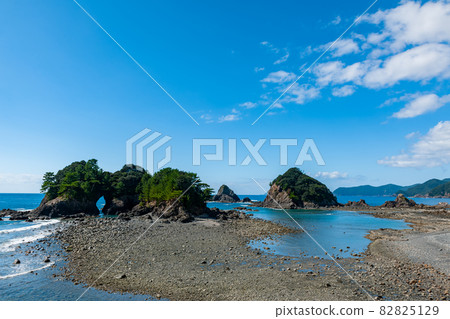Blue sky and calm Kuroshio sea 82825129