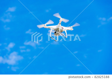 無人機和藍天 無人機和藍天 82825188