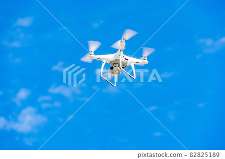 無人機和藍天 82825189