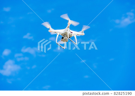 無人機和藍天 82825190