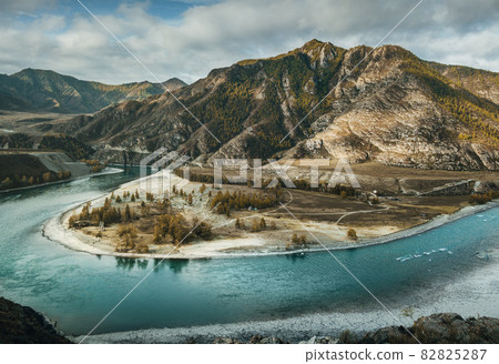 Confluence of Chuya and Katun rivers. Larch forest on the bank of the river. 82825287