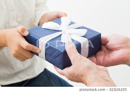 送禮物的孩子的手 送禮物的孩子的手 82826205