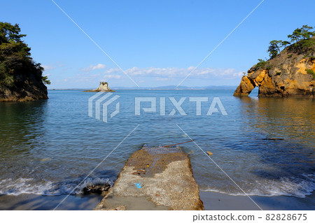 從源田海灘看到的海景。 Sagakei的翻車魚島和大象鼻子形狀的岩石。宮城縣東松島市水山宮戶。 從源田海灘看到的海景。 Sagakei的翻車魚島和大象鼻子形狀的岩石。宮城縣東松島市水山宮戶。 82828675