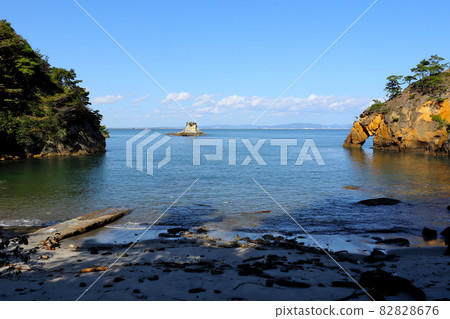 從源田海灘看到的海景。 Sagakei的翻車魚島和大象鼻子形狀的岩石。宮城縣東松島市水山宮戶。 82828676