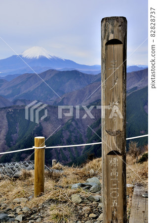 從丹澤山的山之登山頂眺望富士山 從丹澤山的山之登山頂眺望富士山 82828737