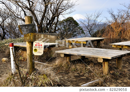 View of Mt. Fuji from the summit of Ninoto in the Tanzawa Mountains in the morning View of Mt. Fuji from the summit of Ninoto in the Tanzawa Mountains in the morning 82829058