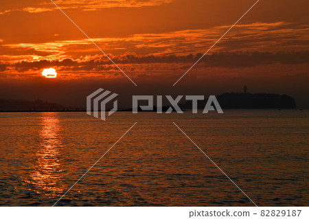 The sea and sky of the sunrise, the first sunrise The sea and sky of the sunrise, the first sunrise 82829187