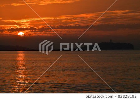 The sea and sky of the sunrise, the first sunrise The sea and sky of the sunrise, the first sunrise 82829192