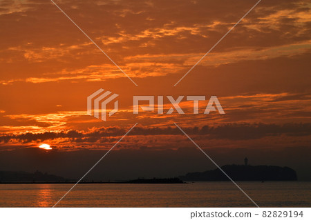 The sea and sky of the sunrise, the first sunrise The sea and sky of the sunrise, the first sunrise 82829194