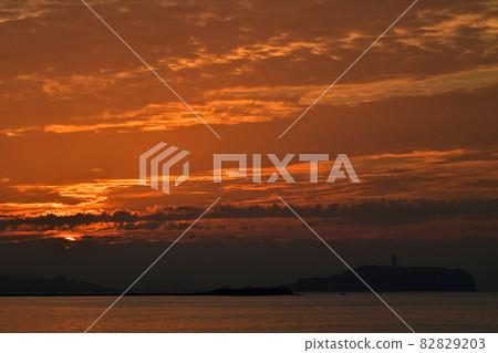 The sea and sky of the sunrise, the water surface The sea and sky of the sunrise, the water surface 82829203