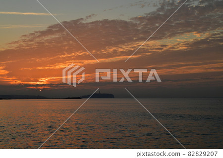 The sea and sky of the sunrise, the water surface The sea and sky of the sunrise, the water surface 82829207