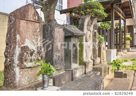 [東京堀切] 隅田川七神多門寺內排列著三隻智猴像的甲神道。 82829249