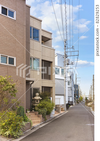 [Kanegafuchi, Tokyo] The cityscape of a modern condominium that decorates the stone lanterns on the pilgrimage of the Sumida River Shichifukujin. 82829253