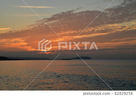 Sea and sky at sunrise 82829258