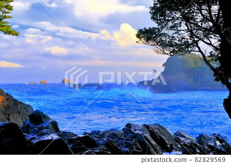 Kamiwarizaki rushing in the rough seas 82829569