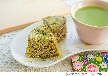 抹茶拿鐵和抹茶蛋糕 82829696