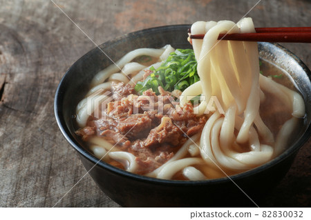 Warm udon noodles with steam Warm udon noodles with steam 82830032