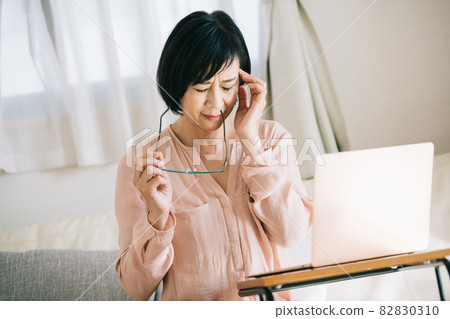 Middle-aged women who feel tired from working from home 82830310
