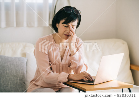 Middle-aged women who feel tired from working from home 82830311