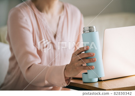 Hands of women who use my bottle Hands of women who use my bottle 82830342