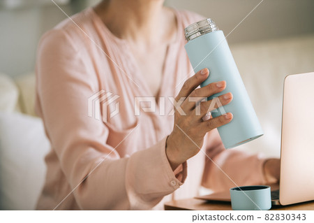 Hands of women who use my bottle Hands of women who use my bottle 82830343