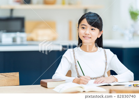 Elementary school children, women, study, examination, education, learning 82830740