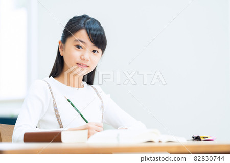 Elementary school children, women, study, examination, education, learning 82830744