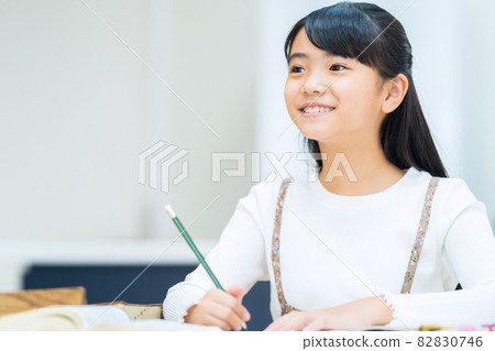Elementary school children, women, study, examination, education, learning 82830746