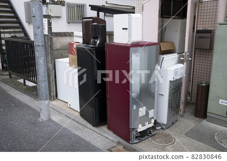 Abandoned refrigerators, unnecessary washing machines, obsolete air purifiers, piled up industrial waste, non-recoverable 82830846