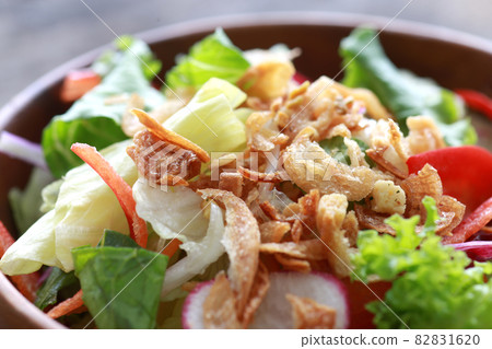Fried onion that can be topped with various dishes Fried onion that can be topped with various dishes 82831620