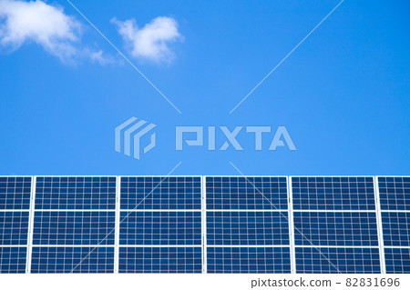 太陽電池板和藍天 82831696