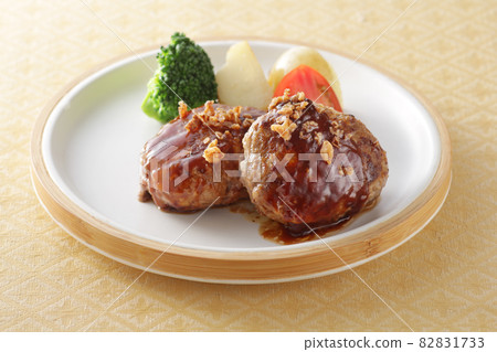 Fried onion that can be topped with various dishes Fried onion that can be topped with various dishes 82831733