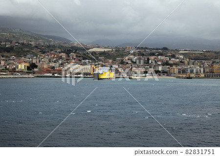 在強風中航行墨西拿海峽 在強風中航行墨西拿海峽 82831751