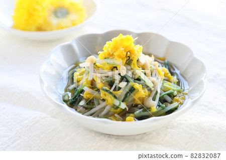 浸泡食用菊花、水菜和金針菇 82832087
