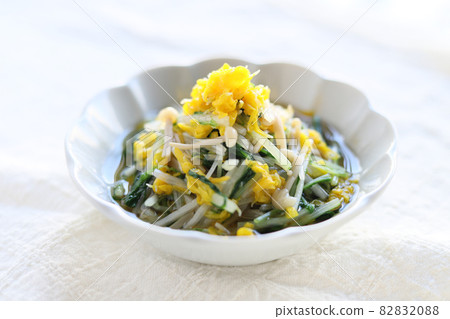 浸泡食用菊花、水菜和金針菇 浸泡食用菊花、水菜和金針菇 82832088