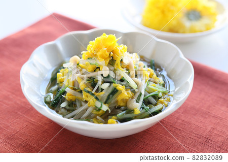 浸泡食用菊花、水菜和金針菇 82832089