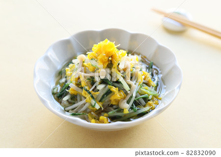 Soaked edible chrysanthemum, mizuna and enoki mushroom Soaked edible chrysanthemum, mizuna and enoki mushroom 82832090