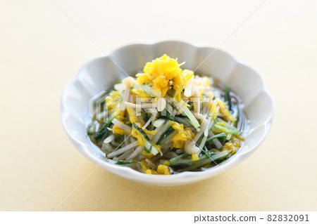浸泡食用菊花、水菜和金針菇 82832091