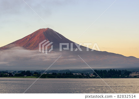 日出時的富士山和河口湖(紅富士) 日出時的富士山和河口湖(紅富士) 82832514