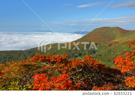 Mt. Kurikoma, which straddles the three prefectures of Miyagi prefecture, Iwate prefecture, and Akita prefecture. 82833221