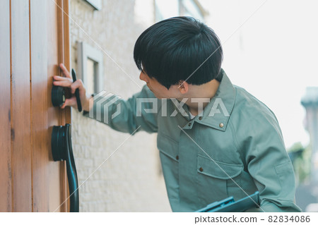 Entrance door key exchange 82834086