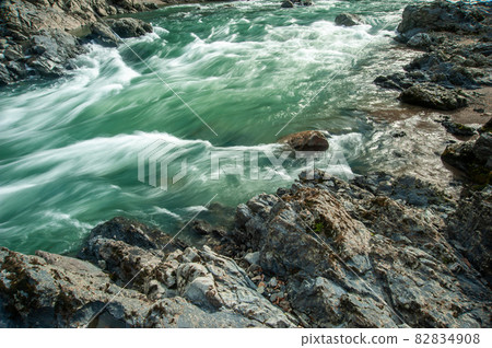 在岩石之間流動的急流 在岩石之間流動的急流 82834908