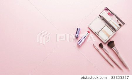 化妝刷、小巧包和口紅 化妝刷、小巧包和口紅 82835227