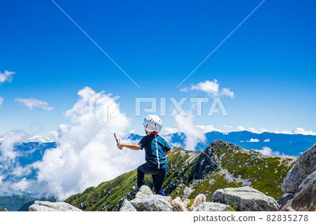 在木曾駒山頂眺望風景的少年 在木曾駒山頂眺望風景的少年 82835278