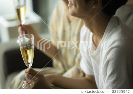 Champagne glass couple Champagne glass couple 82835942