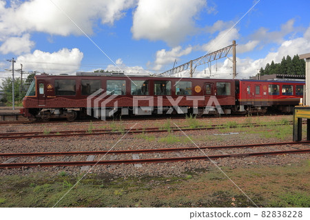 “秋田繩文”和“笑EMI”停在高之洲站 “秋田繩文”和“笑EMI”停在高之洲站 82838228